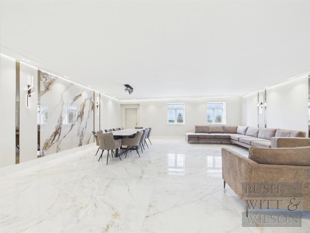 Lot: 100 - WELL PRESENTED DETACHED HOUSE - Living and dining room
